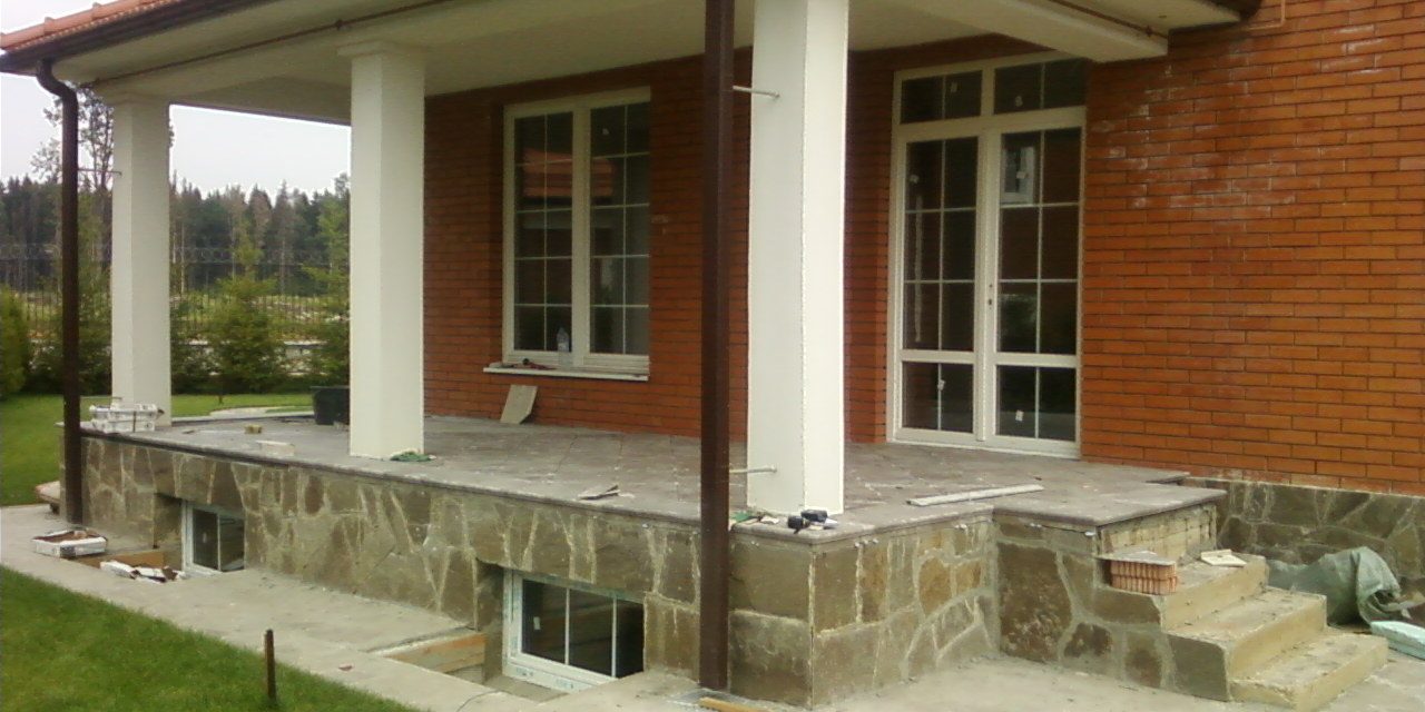 лайфхак: обустройство входной группы кованой подставкой с цветами