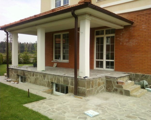 лайфхак: обустройство входной группы кованой подставкой с цветами