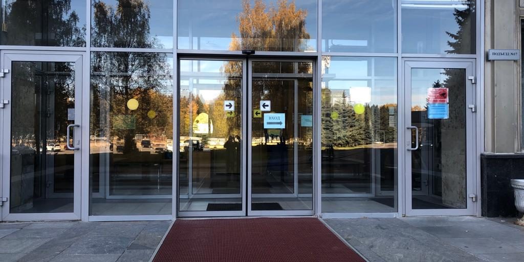 Входная группа с автоматическими дверями