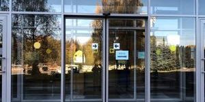 vhodnaya-gruppa-s-avtomaticheskimi-dveryami-1